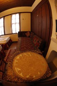Postel nebo postele na pokoji v ubytování Arifbey Konak Hotel