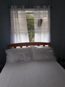 Postel nebo postele na pokoji v ubytování Cosy Hut 2