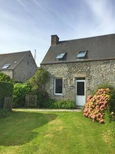 a stone house with a white door and a yard at Le Pressoir de la Gervaiserie - 300m de la plage in Réville +25 photos