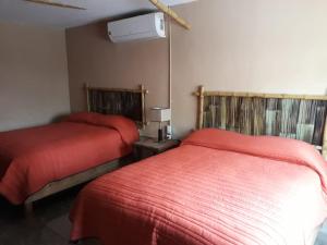 En eller flere senge i et værelse på Eco Hotel Casa Kima