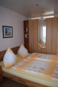 Un dormitorio con una cama grande con almohadas blancas. en Ferienwohnung Wandelt, en Essen