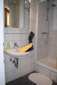 ein Badezimmer mit einem Waschbecken mit einer Banane darauf in der Unterkunft Ferienwohnung Wandelt in Essen