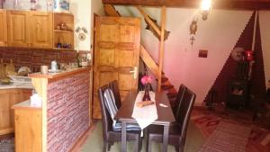 O bucătărie sau chicinetă la Casa Ria-Ria Pihenohaz