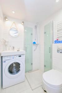 グダニスクにあるBERG Apartament YELLOW GDANSKのバスルーム(洗濯機、トイレ付)