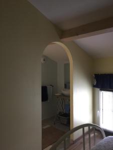 TV a/nebo společenská místnost v ubytování Tess Cottage