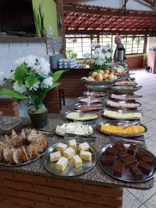 Makanan di atau di tempat lain dekat penginapan