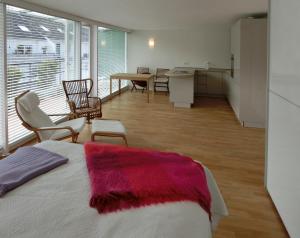 a bedroom with a bed and a table and chairs at Modernes, sonniges Appartement im Herzen von Düsseldorf in Düsseldorf