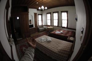 Postel nebo postele na pokoji v ubytování Arifbey Konak Hotel