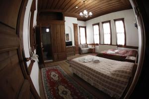 Postel nebo postele na pokoji v ubytování Arifbey Konak Hotel