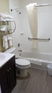 Phòng tắm tại DuPont Suites - Louisville - St. Matthews +12 ảnh