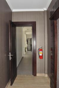 otwarte drzwi z gaśnicą w korytarzu w obiekcie Casa de Wanea Hotel w mieście Manado
