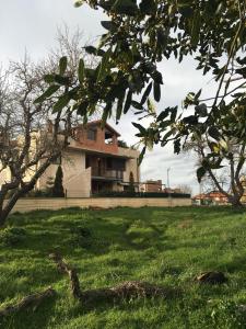 un edificio en medio de un campo de hierba en apartamento con jardín privado y barbacoa a 5 min playas santander, en Santander