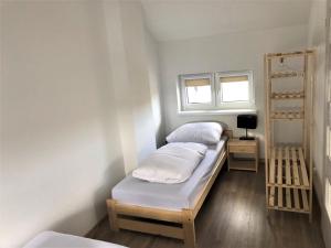 Postel nebo postele na pokoji v ubytování Apartamenty Tęczowa 14 Sarbinowo
