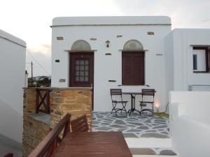 Balkón alebo terasa v ubytovaní Nisiotiko house in Tinos near the beach