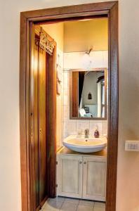 a bathroom with a sink and a mirror at Casa Billi in Figline Valdarno