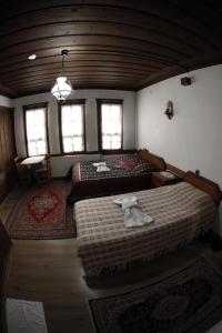 Postel nebo postele na pokoji v ubytování Arifbey Konak Hotel