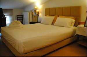 ein großes weißes Bett in einem Zimmer mit in der Unterkunft Sea & City - 10 min drive to the beach & Athens Airport in Markopoulo