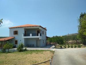 a villa with a view of the road at Eden Garden near Knossos in Skalánion