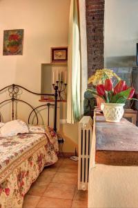 a bedroom with two beds and a vase of flowers on a table at Casa Billi in Figline Valdarno