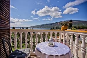 einen Tisch und Stühle auf einem Balkon mit Aussicht in der Unterkunft Apartments Sijerkovic in Herceg-Novi