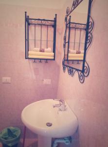 Castrezatto的住宿－B&B Franciacorta，浴室设有水槽和墙上的两面镜子