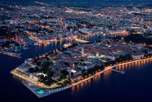 Nespecifikovaný výhled na destinaci Zadar nebo výhled na město při pohledu z apartmánu