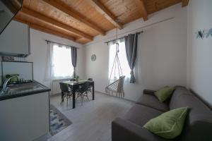- un salon avec un canapé et une table dans l'établissement Casa Lagunare, à Chioggia