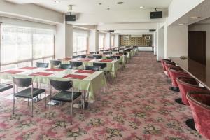 un gran salón de banquetes con mesas y sillas en Shoei Daini Bekkan, en Kochi