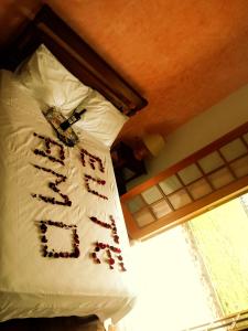 Una cama con un montón de bichos. en Pousada das Palmeiras, en Camanducaia