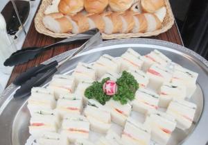 eine Platte mit Käse und Brot auf dem Tisch in der Unterkunft Arrow Hotel in ShinsaiBashi 朝食無料サービス中 in Osaka