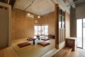 上田市にある犀の角ゲストハウスのテーブルとベンチが備わる部屋