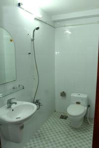 Ένα μπάνιο στο Khách sạn Phú An