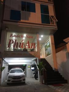 een auto geparkeerd op een parkeerplaats voor een hotel bij Khách sạn Phú An in Cà Mau