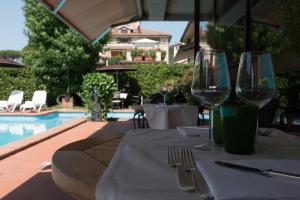 Bazén v ubytování Hotel Michelangelo & Day SPA nebo v jeho okolí