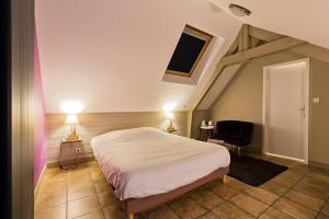 Postel nebo postele na pokoji v ubytování Logis Hôtel Volcan Sancy