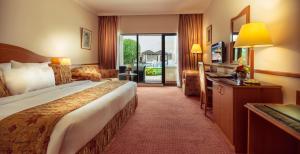 Letto o letti in una camera di Golden Tulip Nizwa Hotel