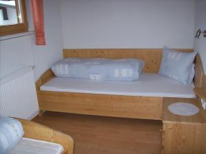 A bed or beds in a room at Haus Gartenheim