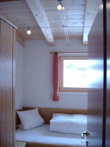 A bed or beds in a room at Haus Gartenheim
