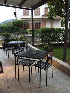 een zwarte tafel en stoelen op een patio bij B&B VESTA in Brescia