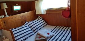 een kleine kamer met een bed in een boot bij Audierne Yachting in Audierne
