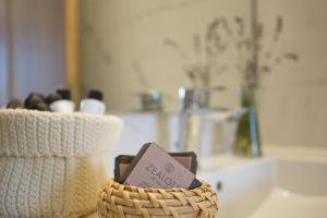 ein Korb mit einem Schild auf einem Waschbecken in der Unterkunft Casa di fiori in Lefkada Town + 28 Fotos