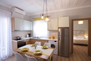 eine Küche mit Tisch und Esszimmer in der Unterkunft Casa di fiori in Lefkada Town