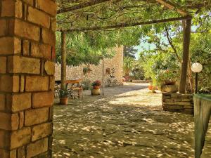 un edificio de piedra con una pared de piedra y un patio en Agriturismo Furfullanu, en Nurallào