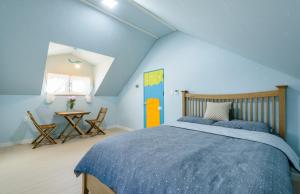 una camera blu con un letto e un tavolo di Atempause a Jeju