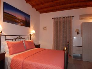 Posteľ alebo postele v izbe v ubytovaní Nisiotiko house in Tinos near the beach