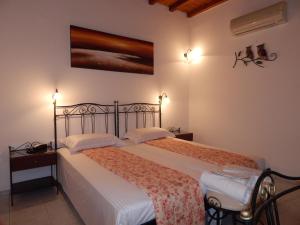 Posteľ alebo postele v izbe v ubytovaní Nisiotiko house in Tinos near the beach