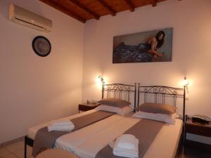 Posteľ alebo postele v izbe v ubytovaní Nisiotiko house in Tinos near the beach