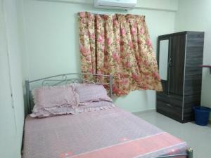 a bedroom with a bed and a window with a curtain at Bonda Guesthouse I in Paka
