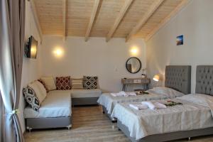 Säng eller sängar i ett rum på Astrakeroula Corfu