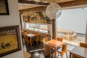 Un comedor con mesa y sillas en Hotel Boutique Arte y Descanso, en Almagro 39 fotos más